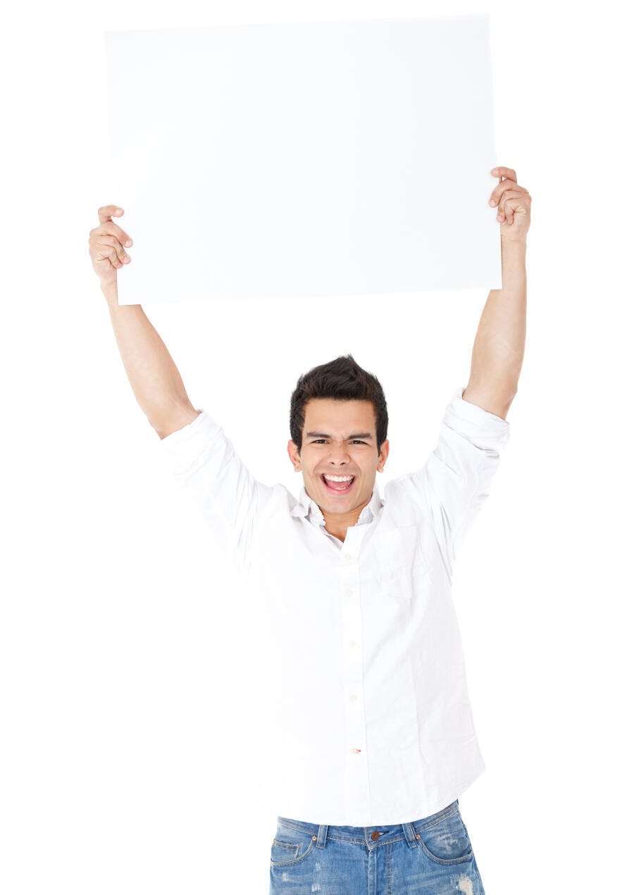 Homem feliz segurando cartaz branco