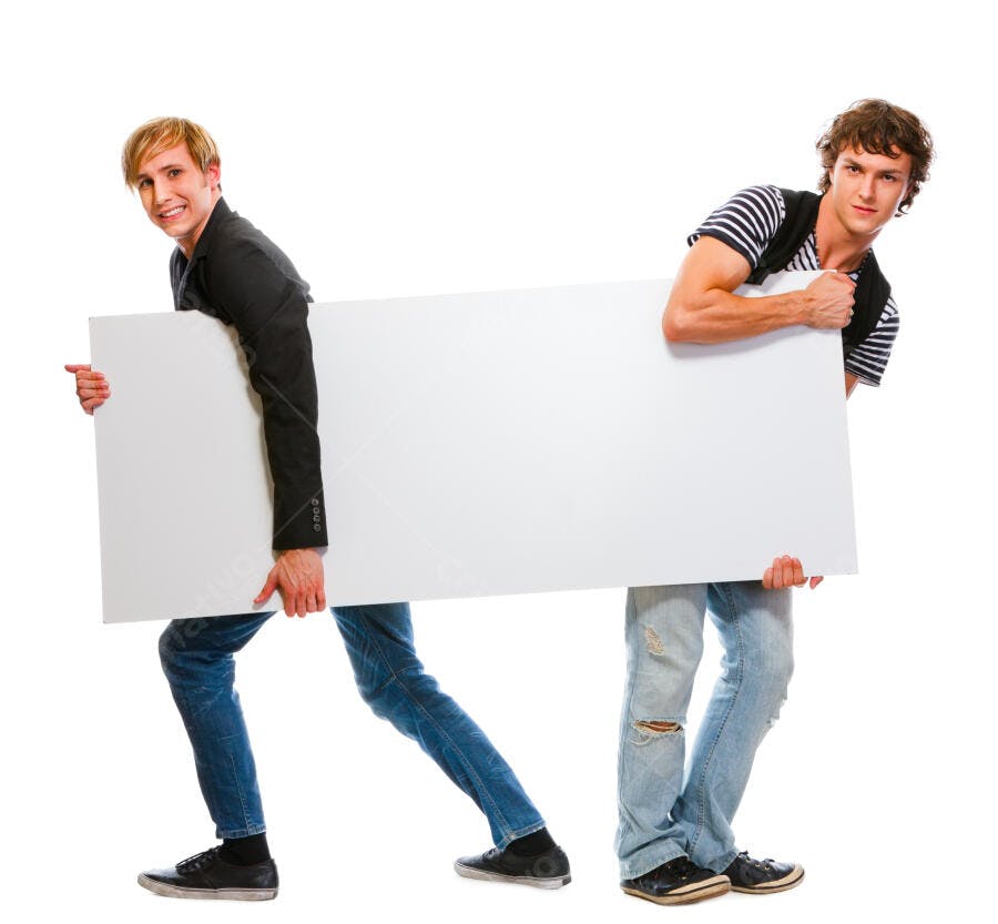 Dois homens jovens segurando cartaz branco