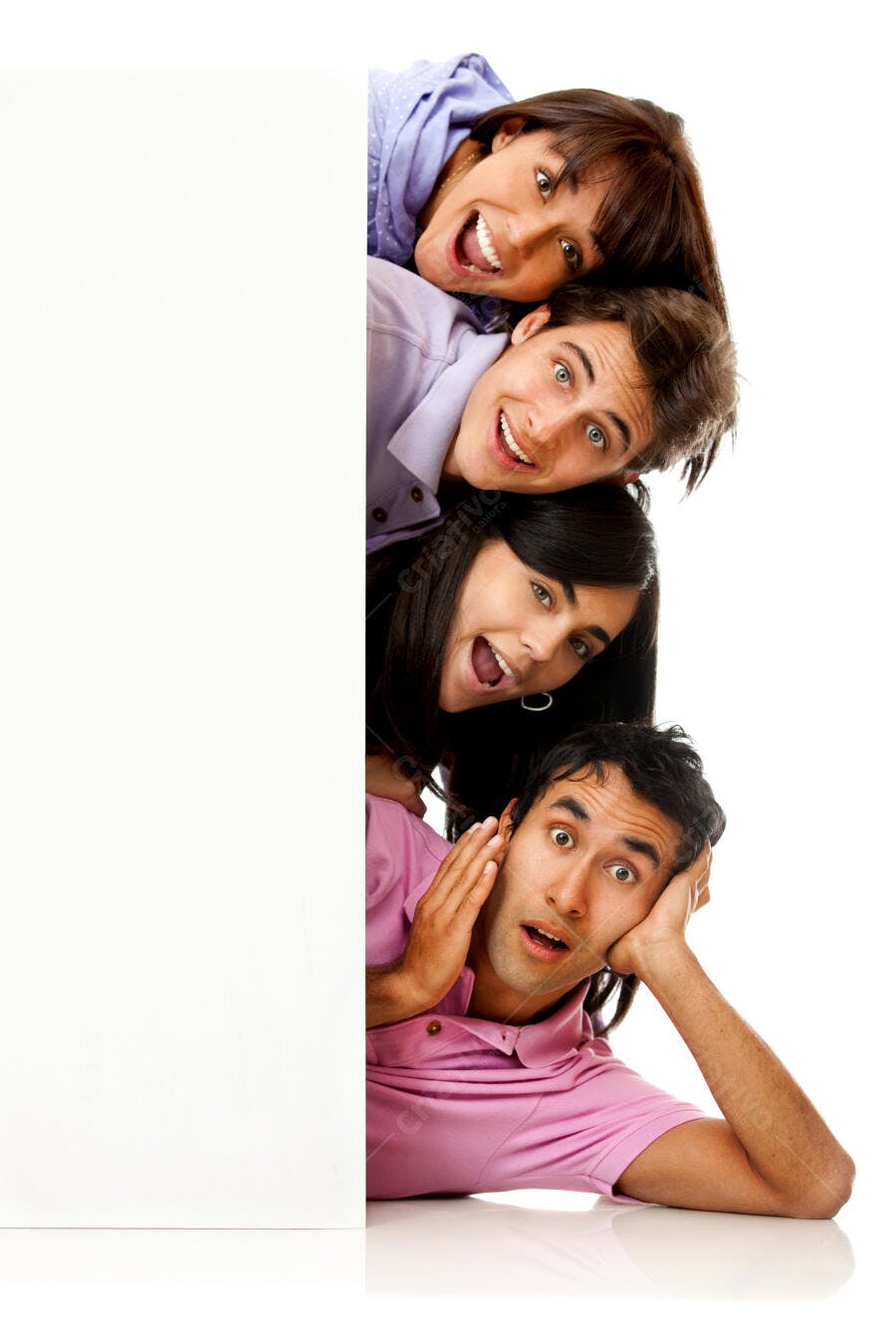 Grupo de amigos surpresos atrás de um cartaz