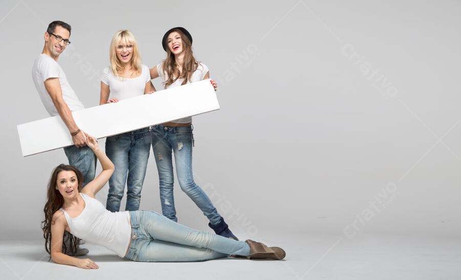 Grupo de jovens segurando cartaz branco
