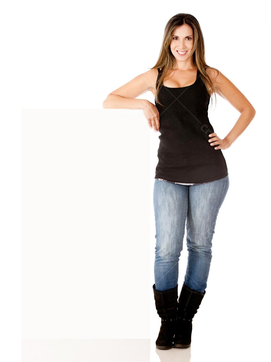 Mulher sorrindo com placa branca fundo branco
