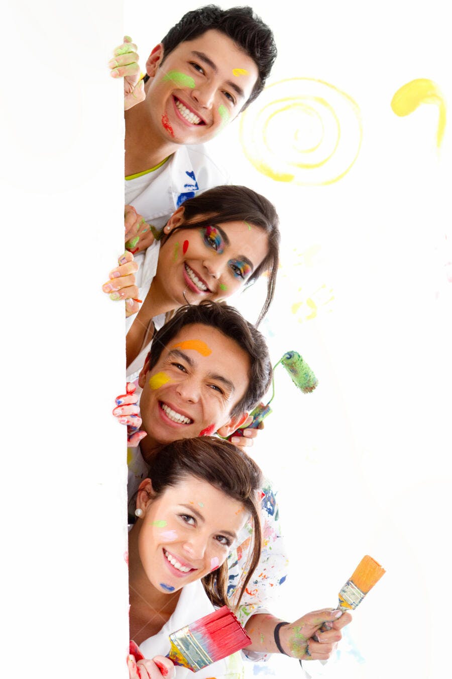 Amigos artistas com tinta colorida