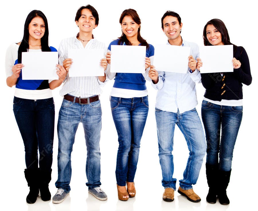 Cinco jovens segurando cartazes em branco