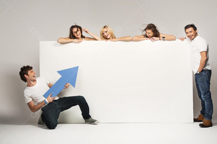 Grupo de jovens com seta azul e banner branco