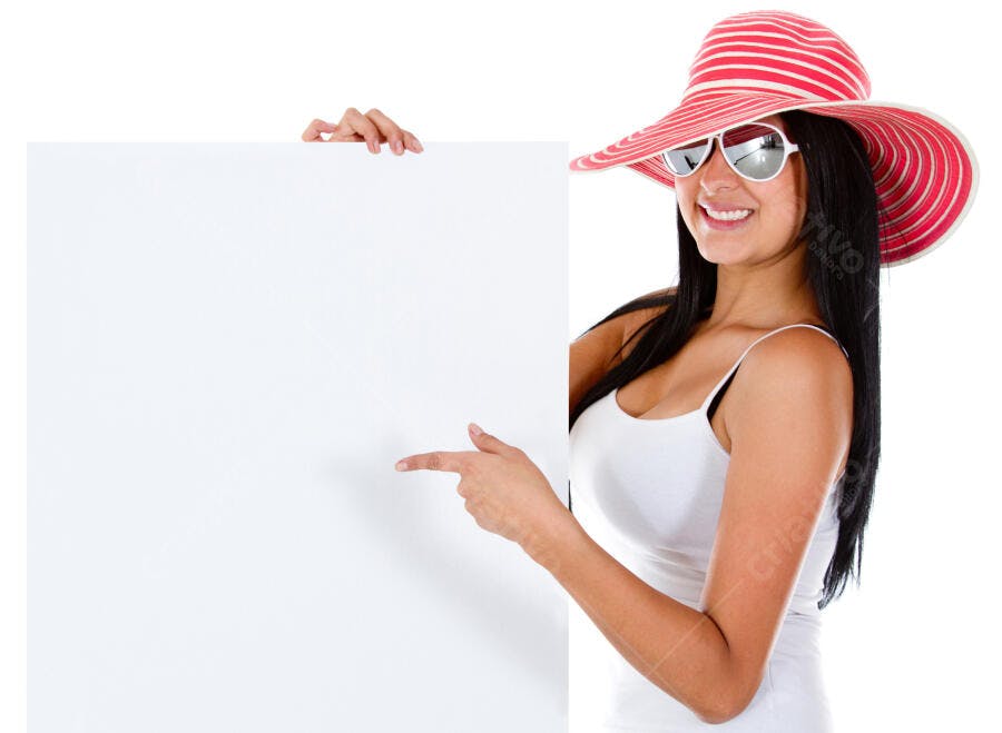Modelo apontando para cartaz branco fundo branco
