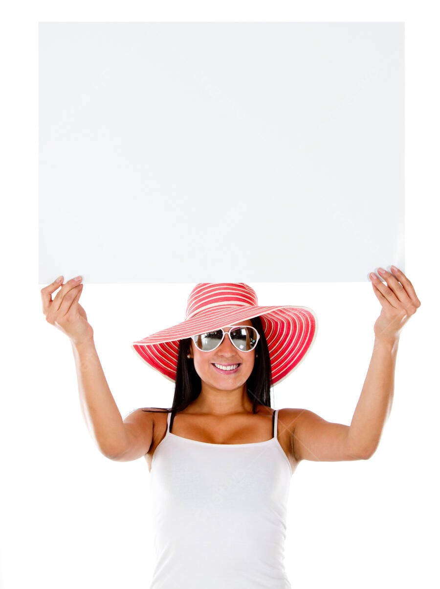 Mulher segurando cartaz branco sorrindo