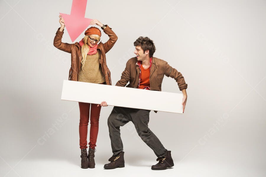Casal jovem segurando placas fundo branco