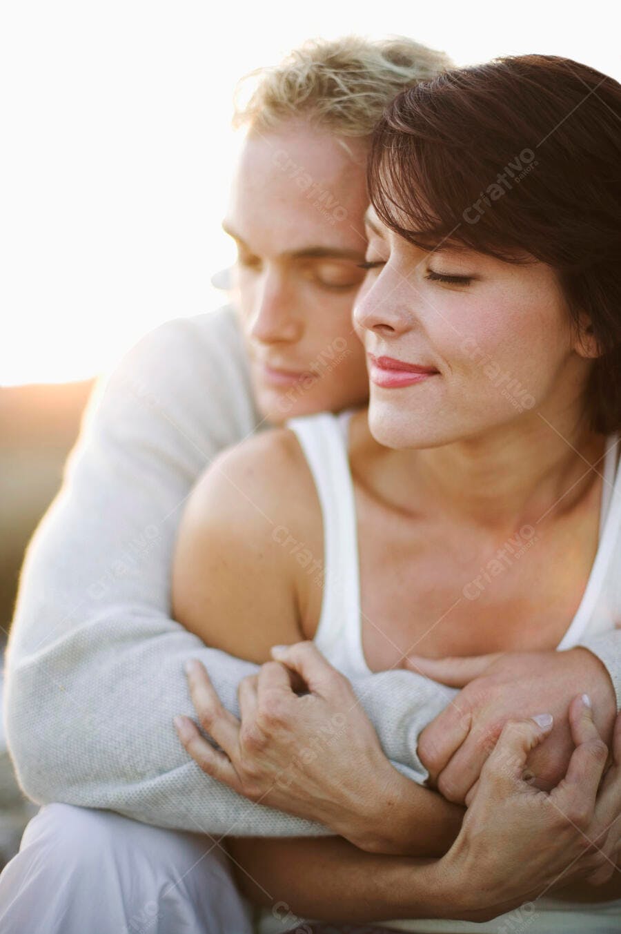 Casal abraçado ao entardecer