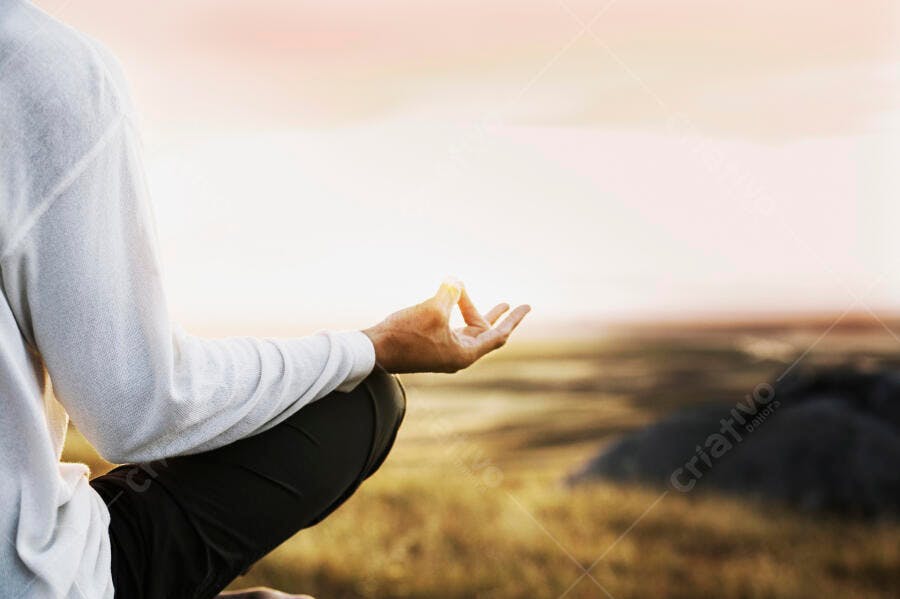 Meditação ao Pôr do Sol em Campo Aberto