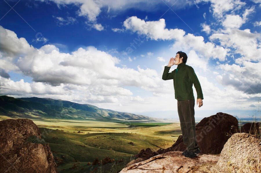 Homem gritando em paisagem montanhosa