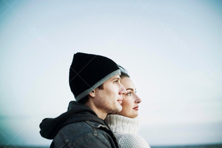 Casal contemplativo em dia nublado