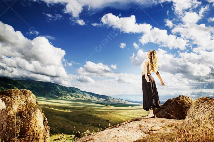 Mulher contemplando paisagem montanhosa