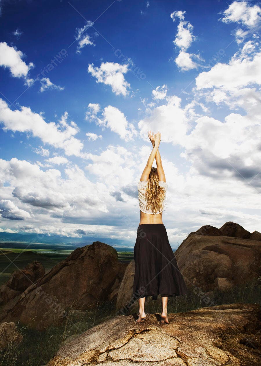 Mulher contemplativa em paisagem rochosa