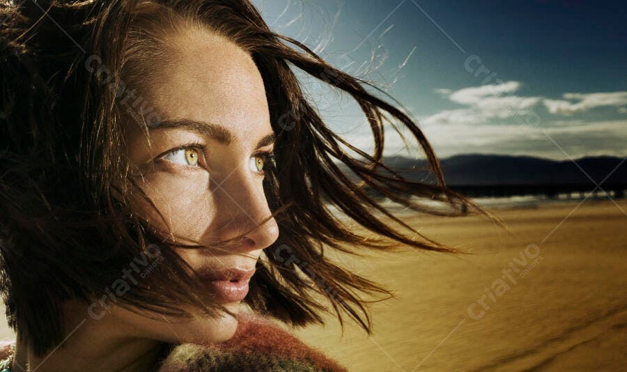 Mulher com cabelos ao vento na praia
