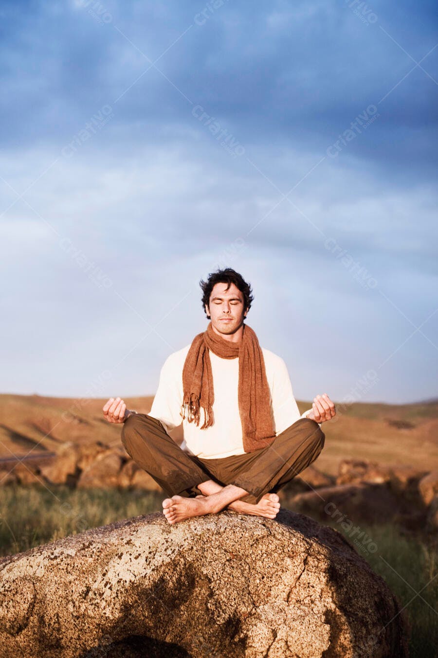 Homem meditando em rocha paisagem árida