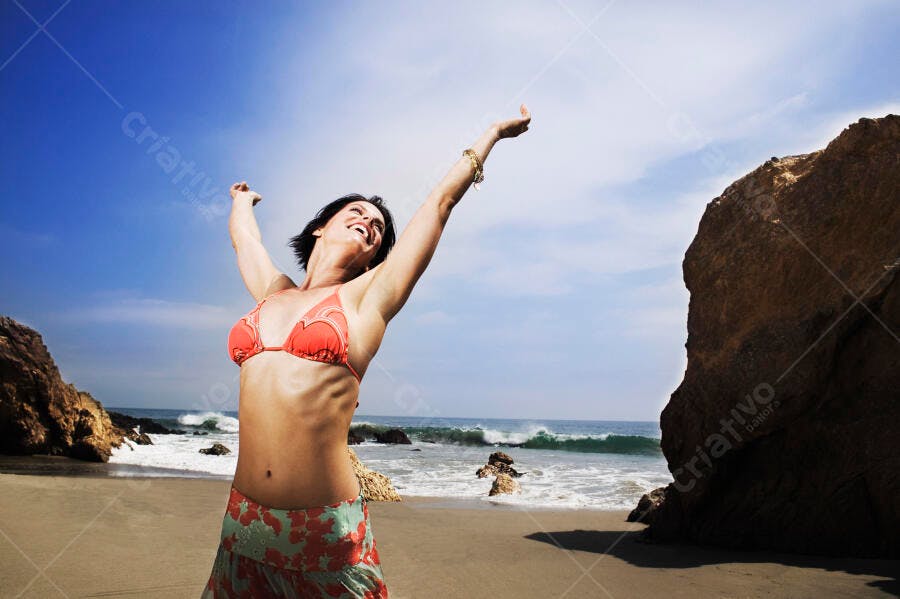 Mulher feliz na praia de verão