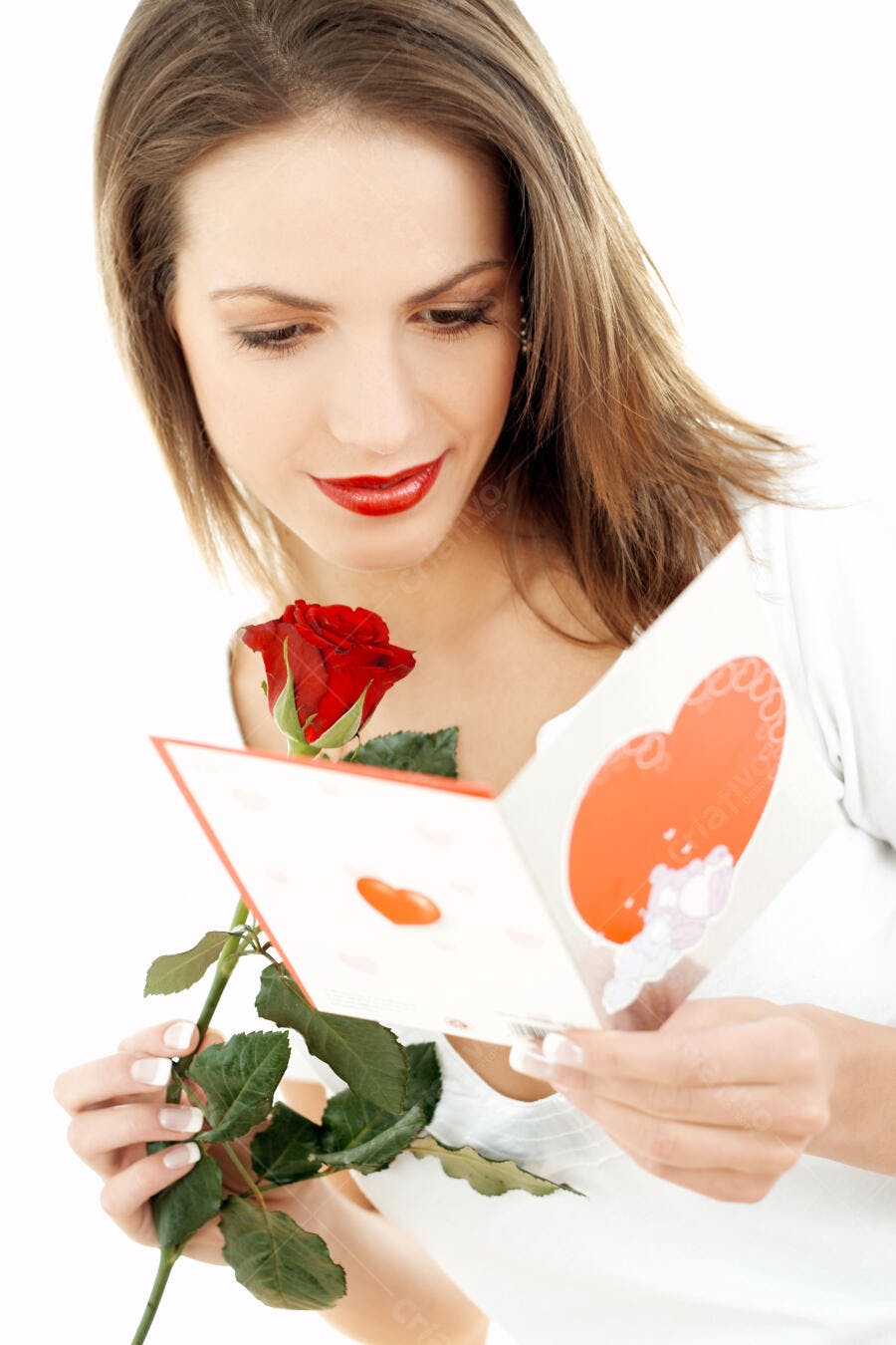 Mulher lendo cartão Dia dos Namorados com rosa vermelha