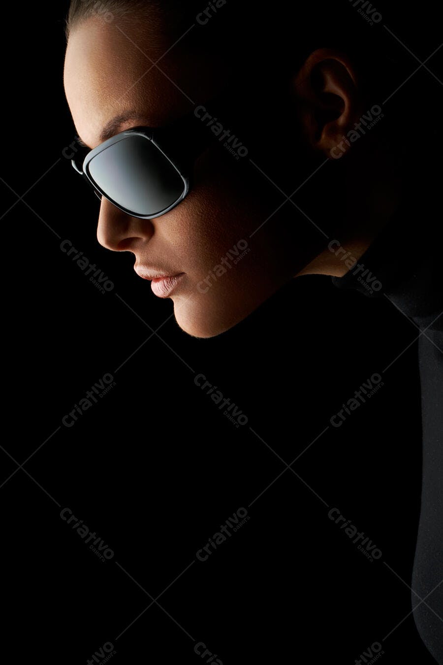 Mulher de óculos escuros perfil sombra