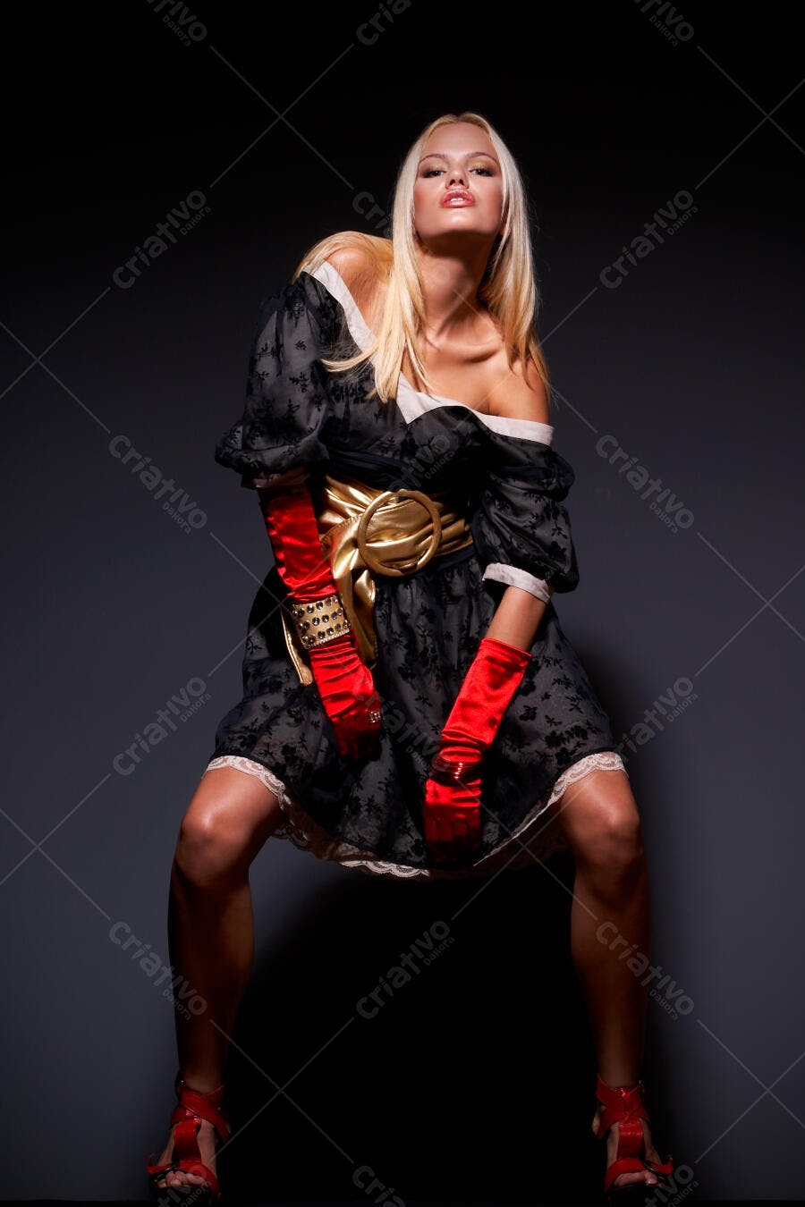 Modelo loira usando vestido preto e luvas vermelhas