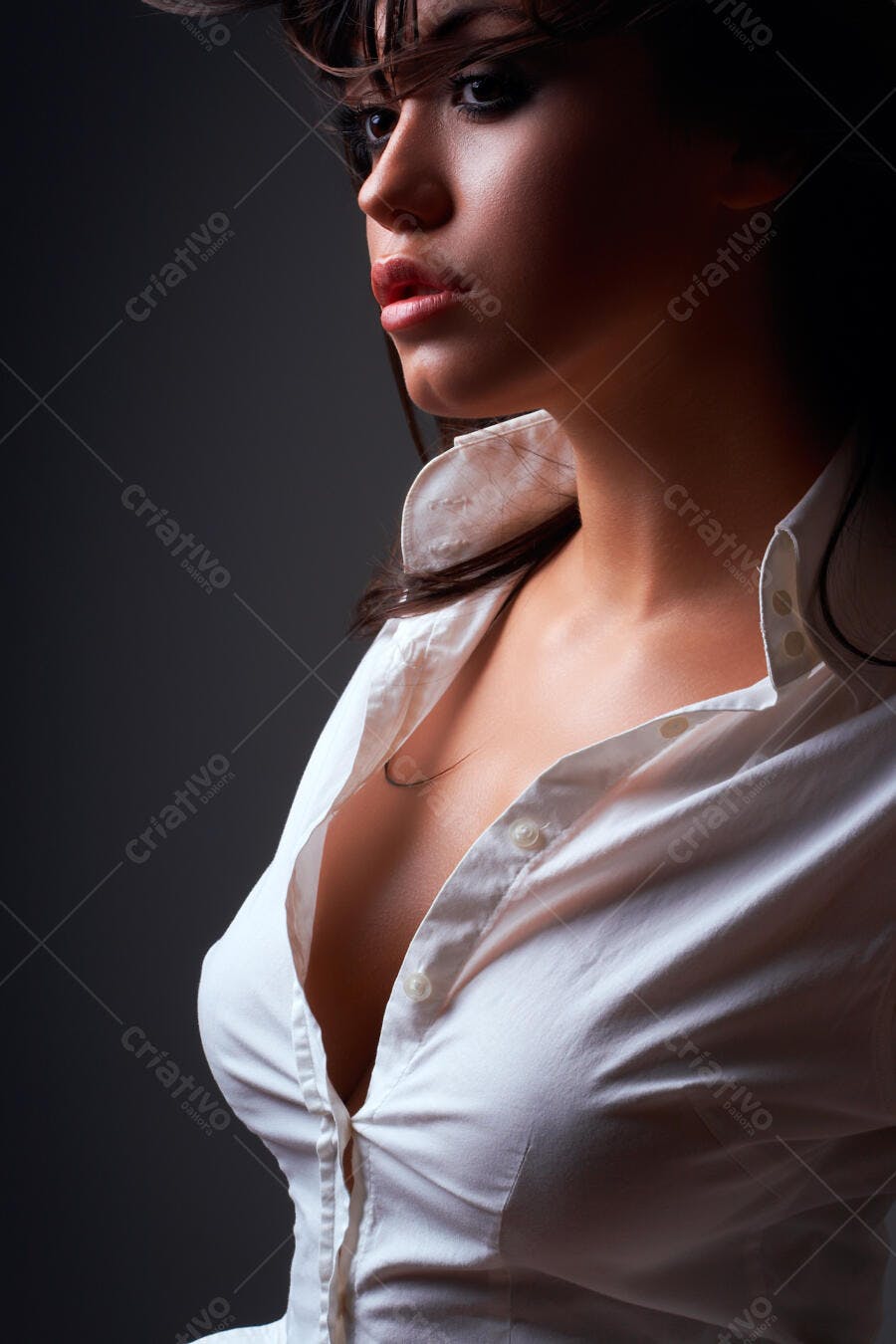 Mulher sensual em camisa branca
