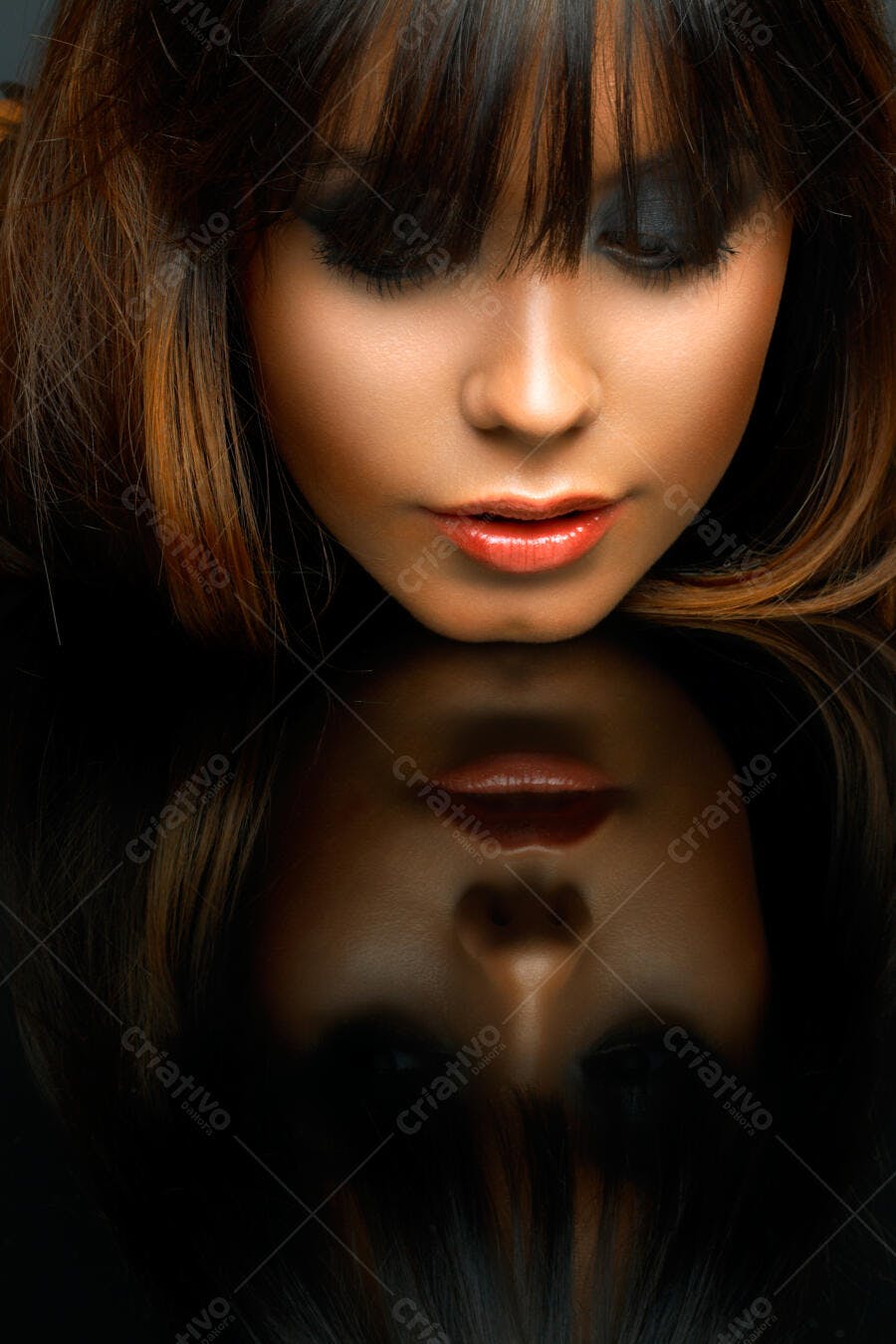 Rosto feminino com batom laranja e reflexo