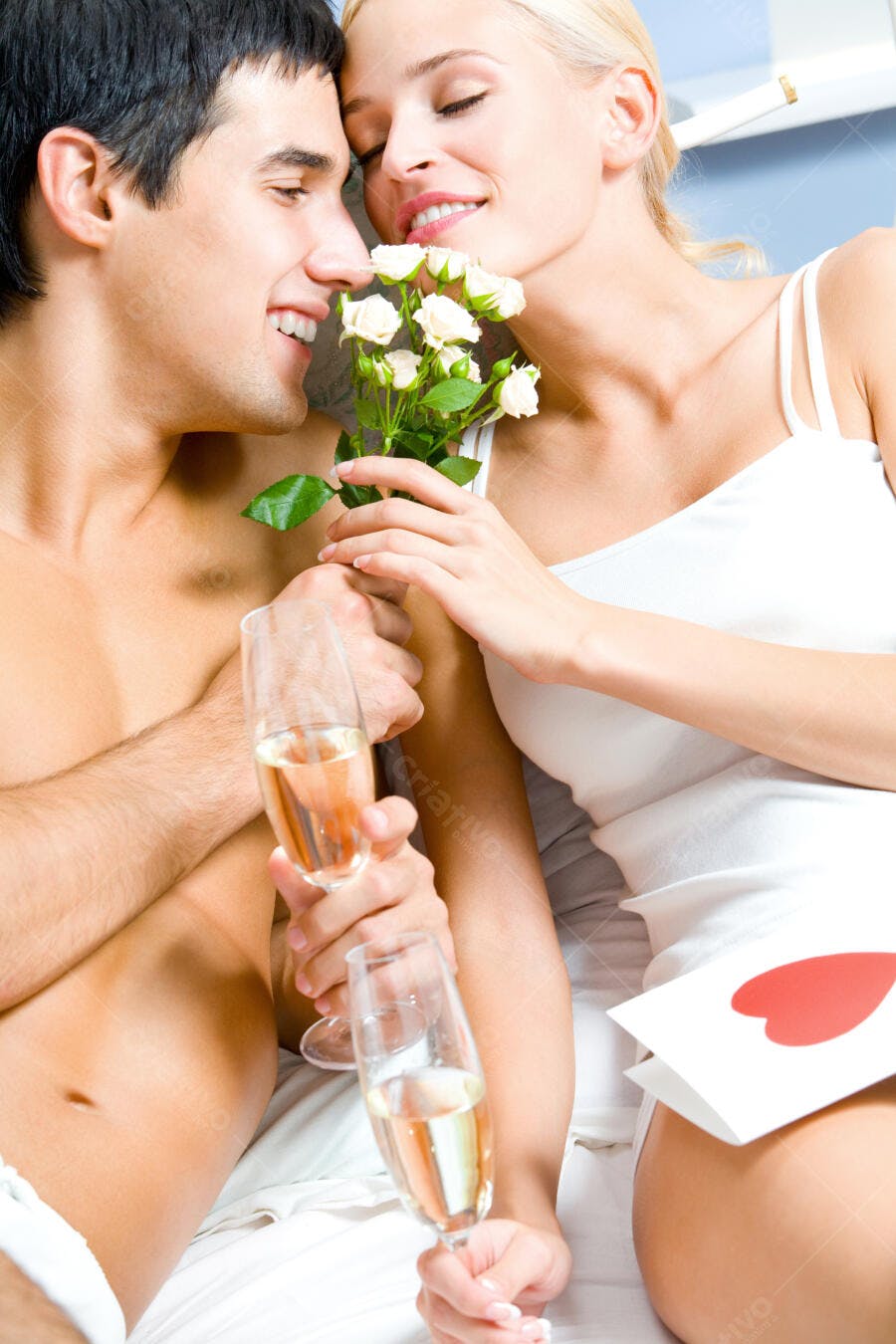 Casal apaixonado brindando com champanhe
