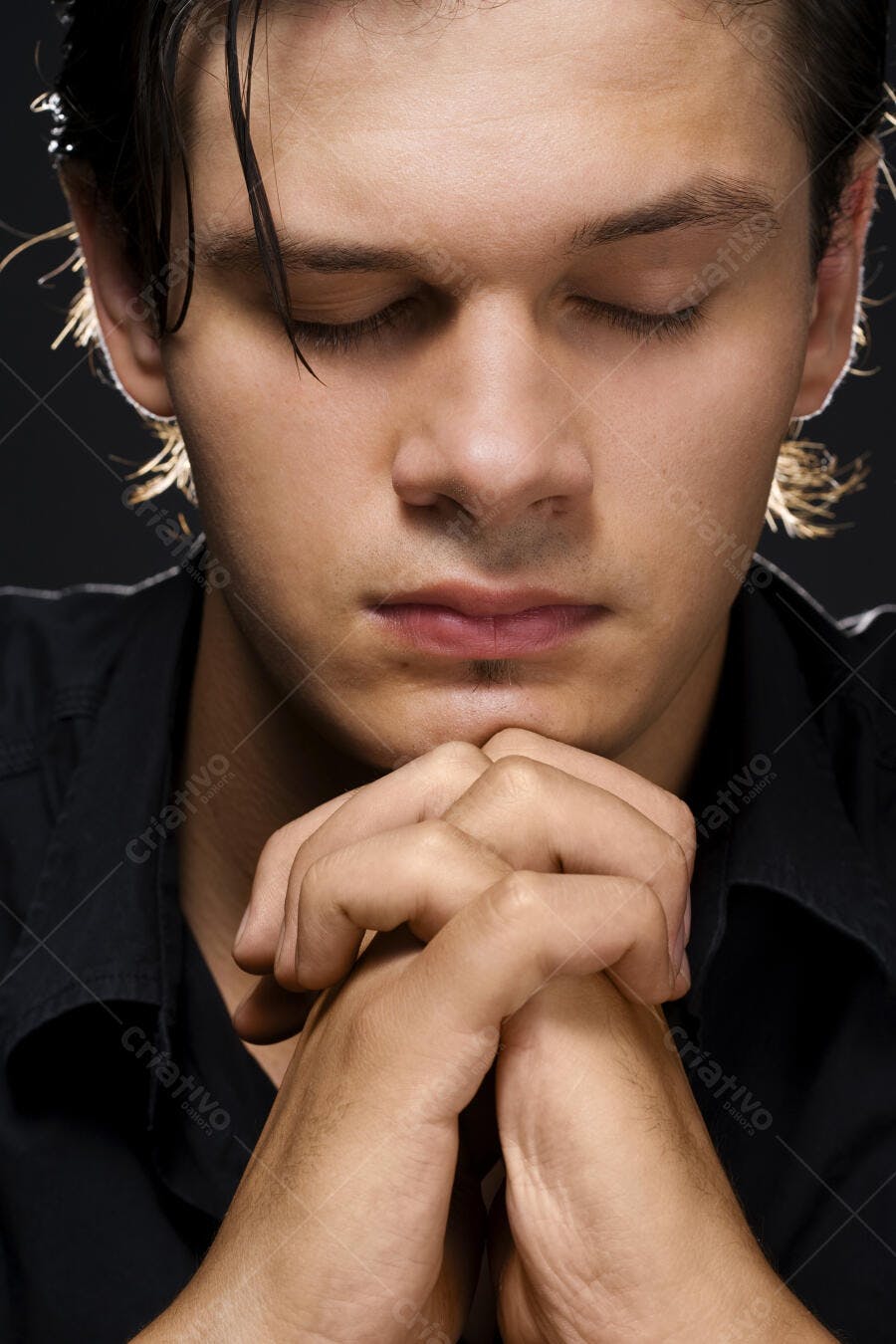 Homem meditando com mãos juntas