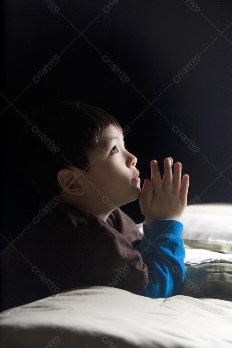 Criança orando antes de dormir