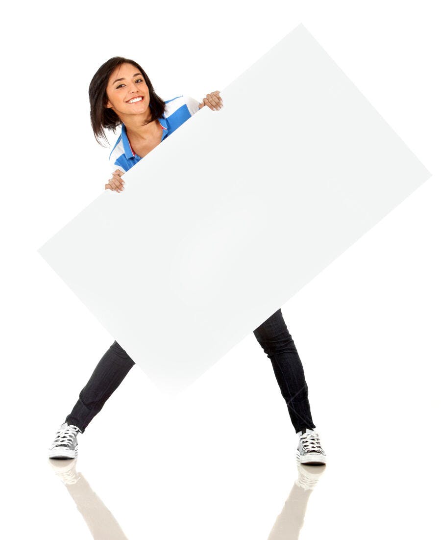 Mulher jovem segurando cartaz branco fundo branco
