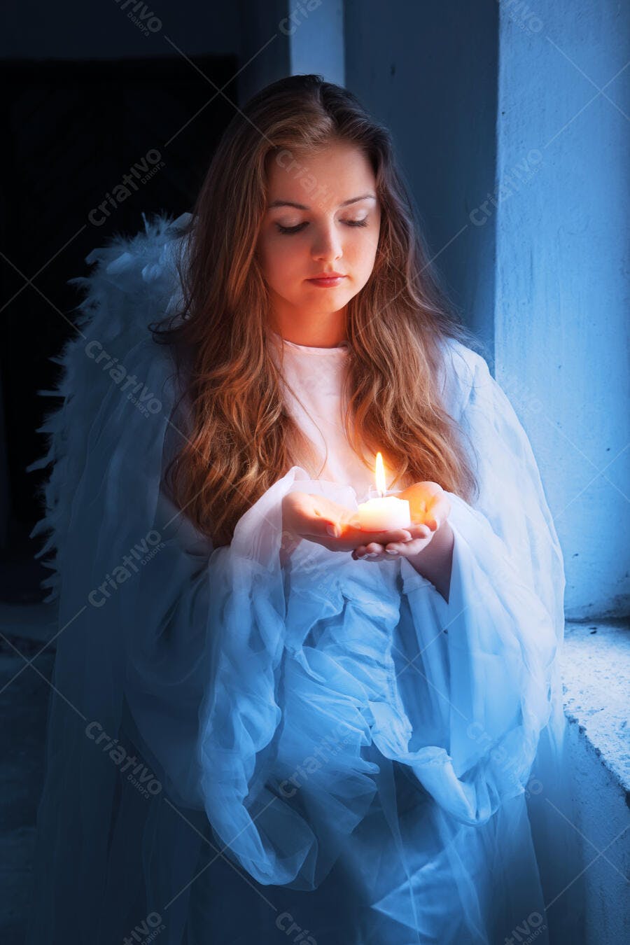 Anjo com vela em tons azuis