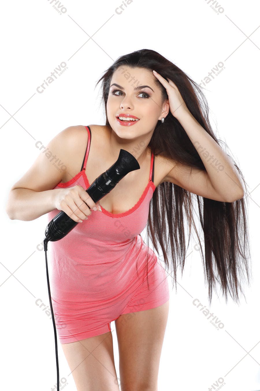 Mulher secando cabelo com secador rosa