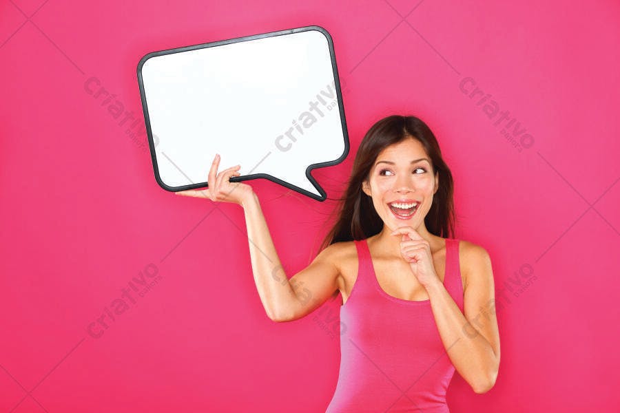 Mulher asiática segurando balão de fala rosa