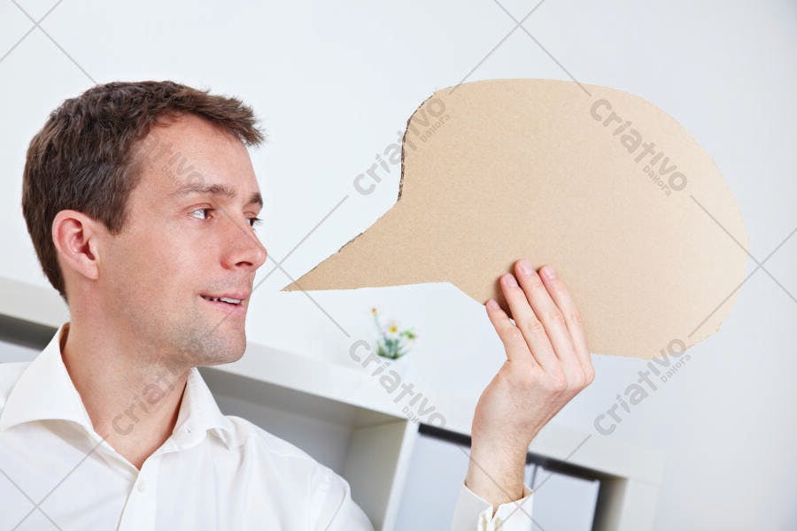 Homem segurando balão de fala de papelão