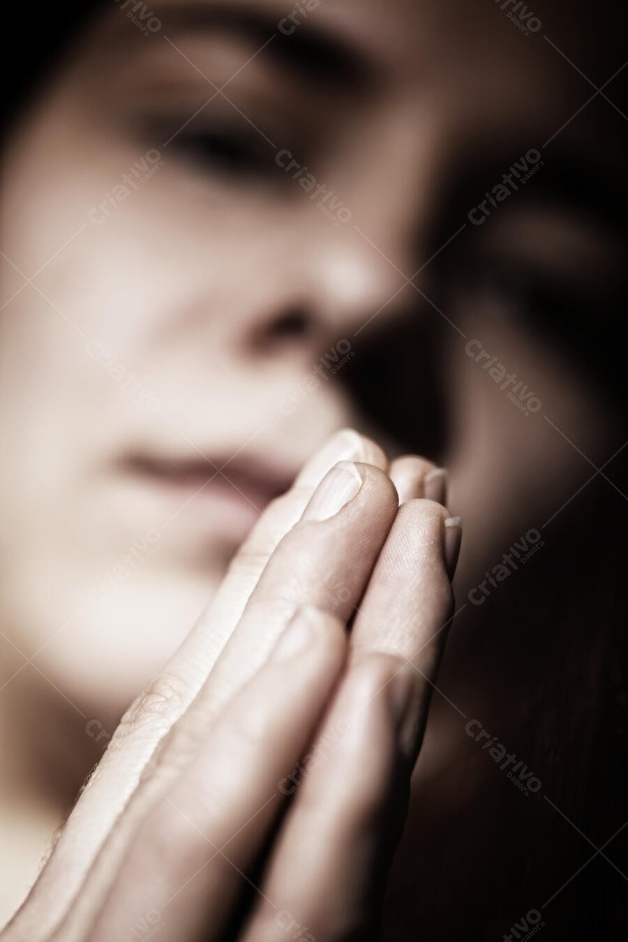 Mãos em oração mulher pensativa