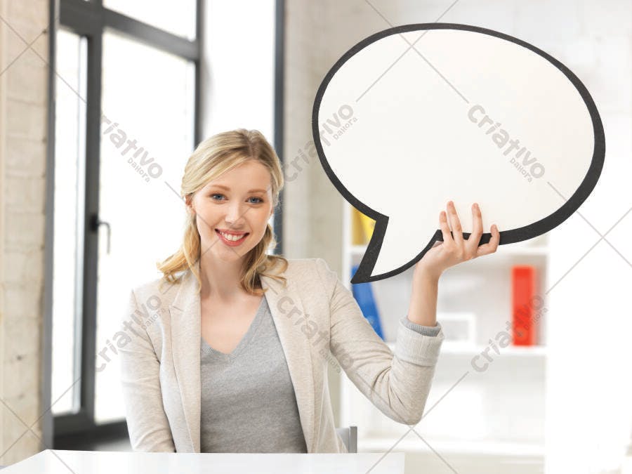 Mulher sorridente segurando balão de fala branco