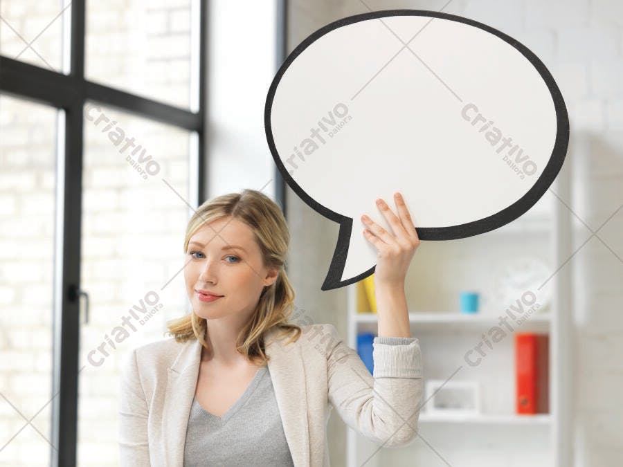 Mulher segurando balão de fala branco