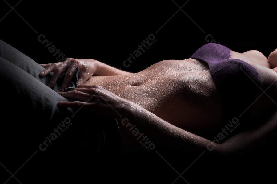 Corpo feminino sensual com gotas de suor