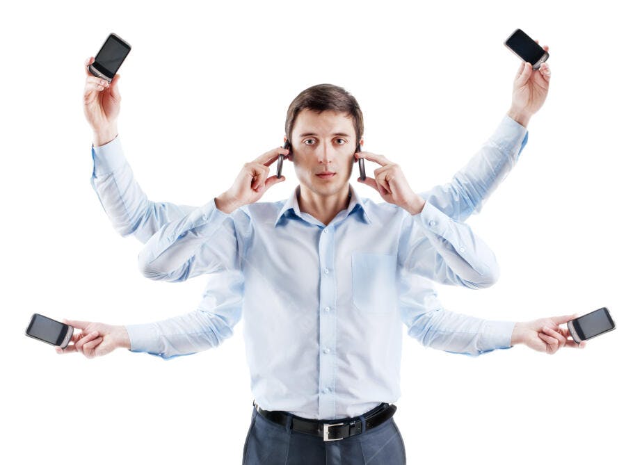 Homem Multitarefas com Celulares