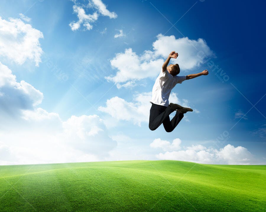 Homem pulando em campo verde sob céu azul