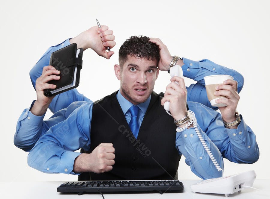 Executivo multitarefas estressado no trabalho