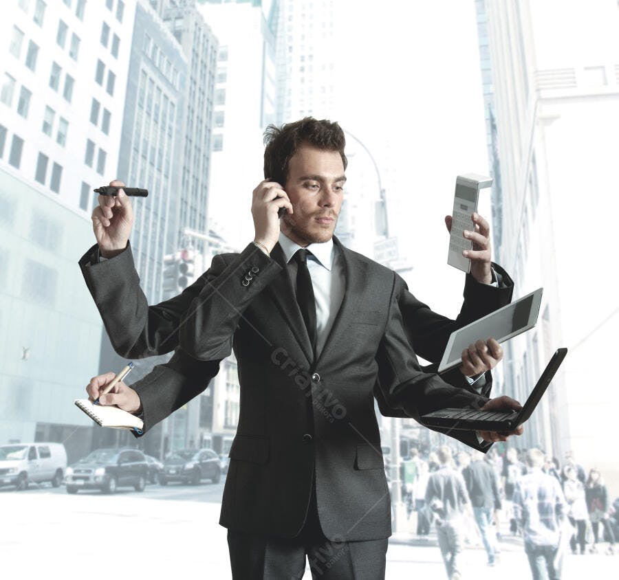 Executivo multitarefas em cidade moderna