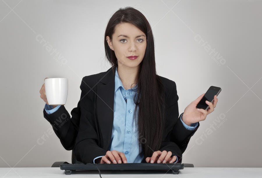 Mulher executiva multitarefa com café e celular