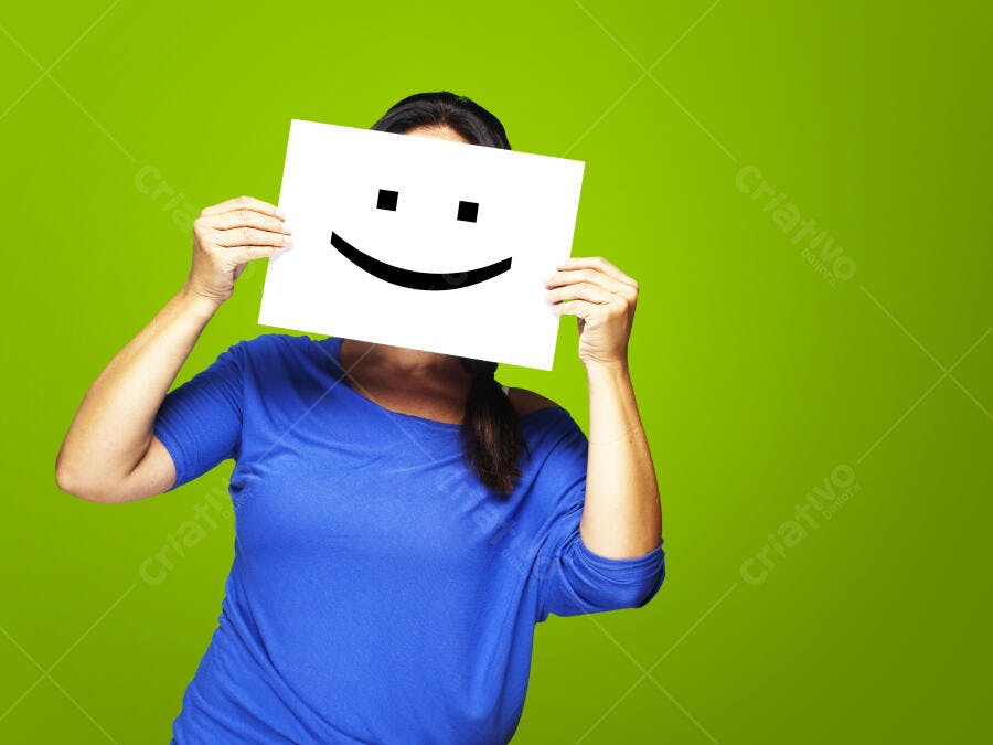 Mulher com máscara de emoticon feliz fundo verde