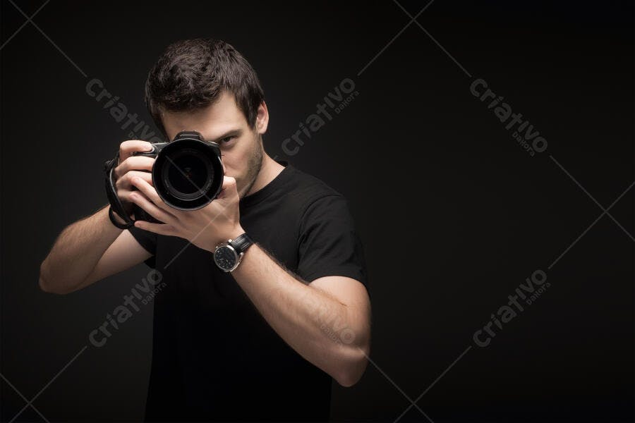 Fotógrafo com câmera DSLR em fundo escuro