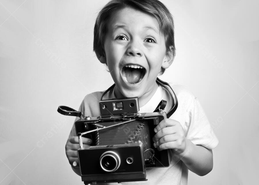 Criança feliz com câmera vintage