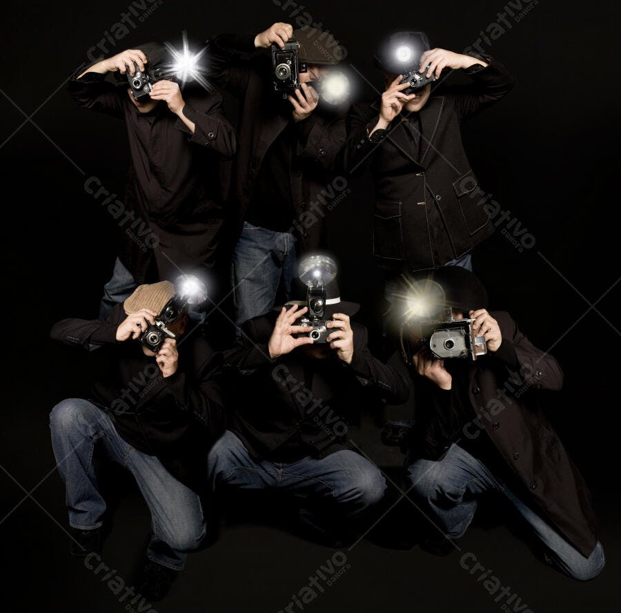 Paparazzi com câmeras vintage em fundo preto