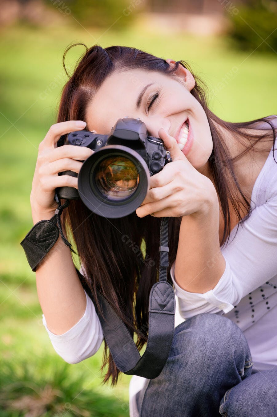 Fotógrafa feliz tirando fotos em parque