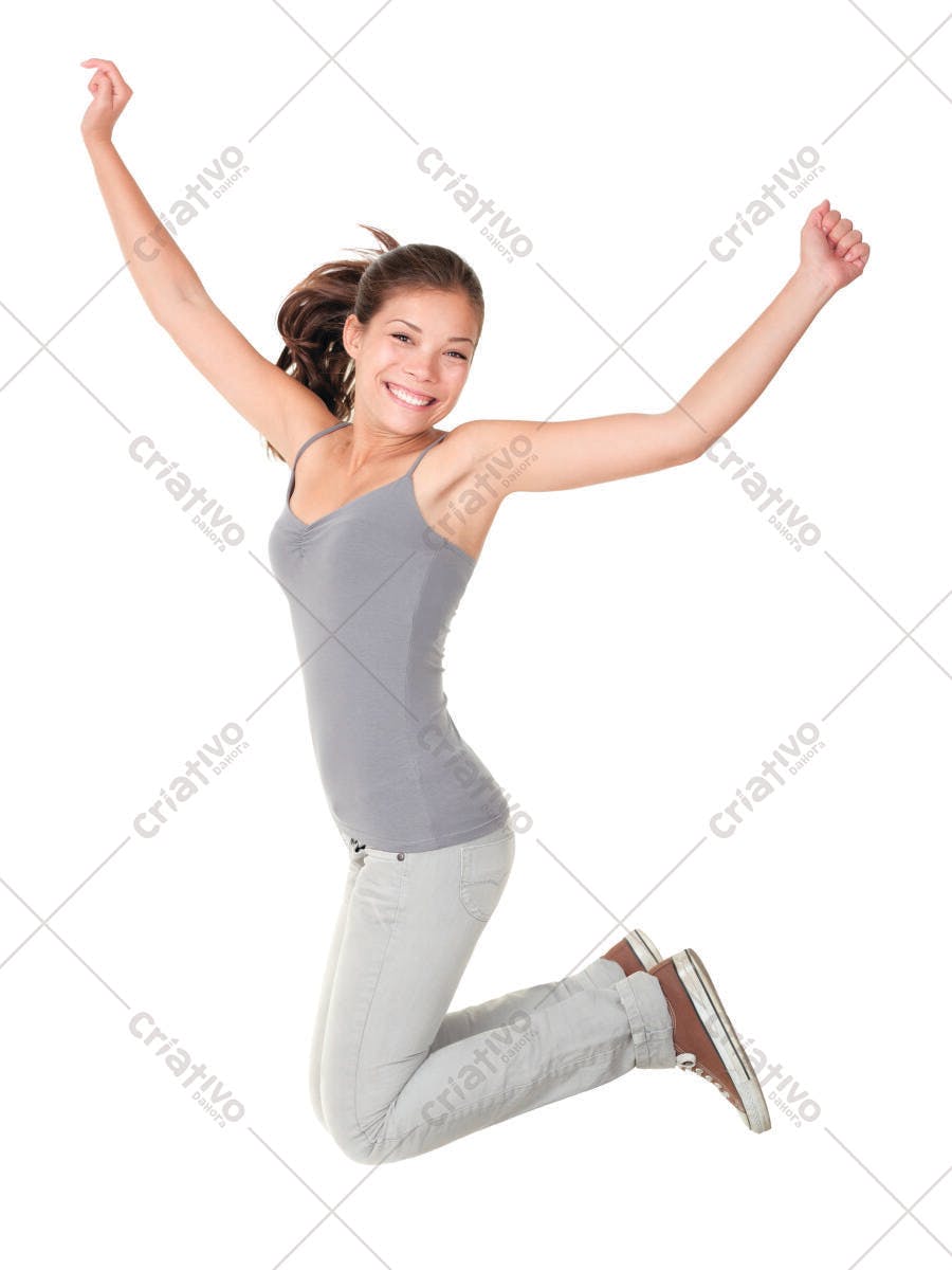 Mulher jovem pulando e feliz fundo branco