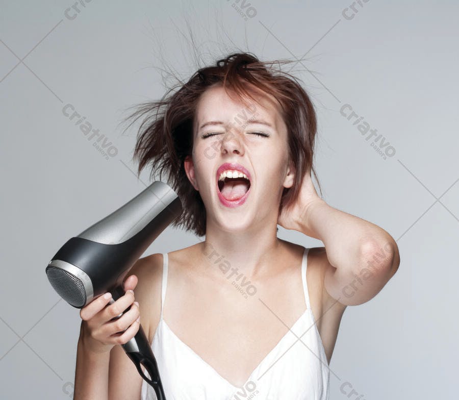 Mulher usando secador de cabelo cabelo bagunçado
