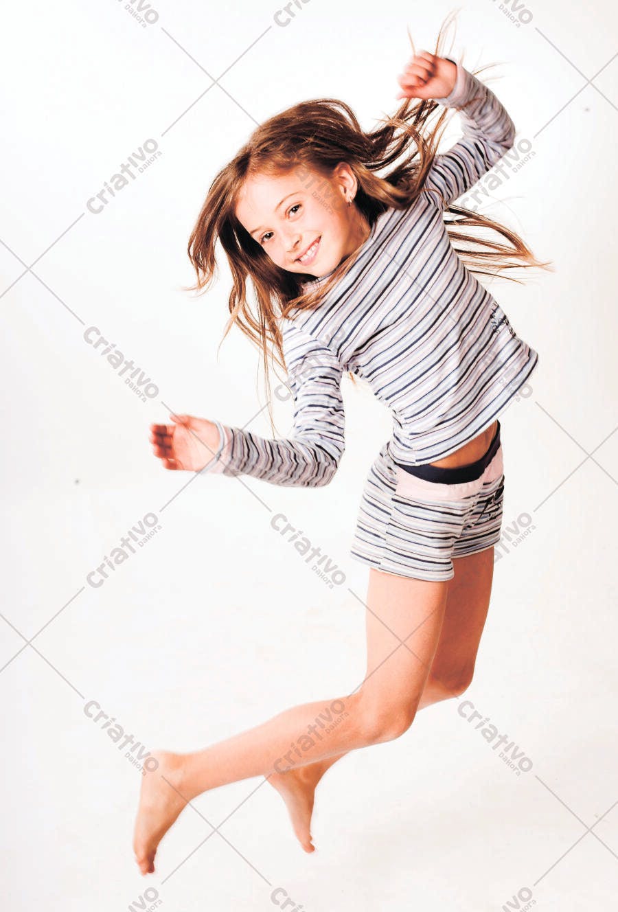 Menina alegre pulando fundo branco